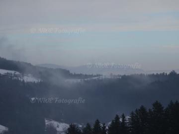 Nebel bedeckte Hügel