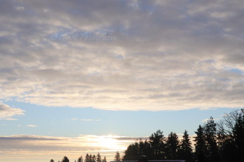 Sonnenaufgang hinter Wolken